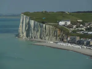 Alla fine della spiaggia, la scogliera