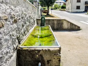 Fuente-abrevadero, cerca de la iglesia (© JE)