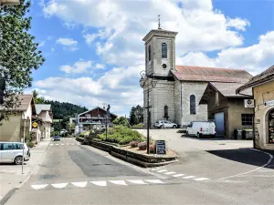 Calle del pueblo e iglesia en Métabief (© JE)