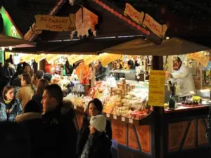 Ambiente cálido en el mercado de Navidad