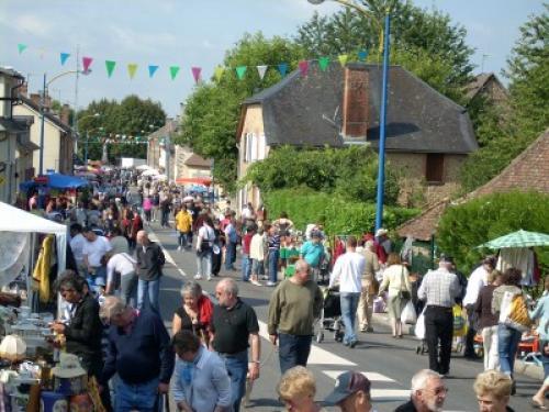 Meuzac - Großer Trödelmarkt Flohmarkt jeden 16. August Meuzac