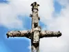 Detail of the cross in the center of the village (© Jean Espirat)