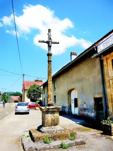 Croix ancienne au centre du village (© Jean Espirat)