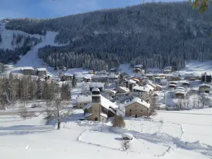冬の Mijoux の村