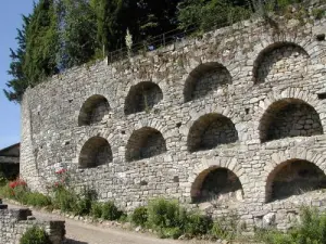 Wall enclosure with relieving arches