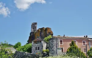 El pueblo y su torre.