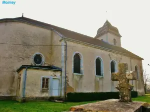 Church and ancient cross (© Jean Espirat)