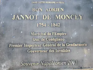 Placa en la pared exterior del castillo (© J.E)