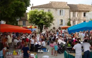 Monflanquin market (© ferme Couderc)