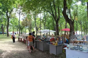 Mont-Dauphin pottery market