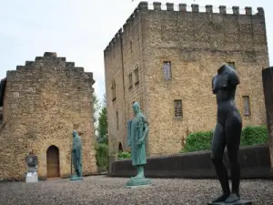 Estatuas cerca del museo Dubalen