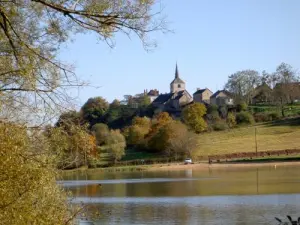 Blick auf den Teich und Eichenholz Dorf im Hintergrund