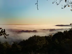 El valle de Adour en la niebla, visto desde los alrededores de las arenas de Montaut