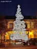 Sapin futuriste, devant la gare, à Noël (© Jean Espirat)