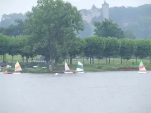 Los niños de vela en el lago y Chateau du Plessis