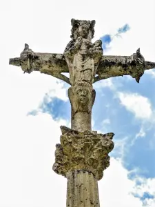 East side of the cross, in front of the old abbey (© J.E)