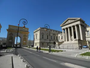 Der Justizpalast, der Arc de Triomphe und Foch Straße