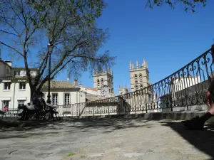 从Place de la Canourgue的圣皮埃尔大教堂的看法