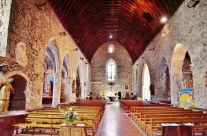 Het interieur van de kerk Saint-Jean-Baptiste