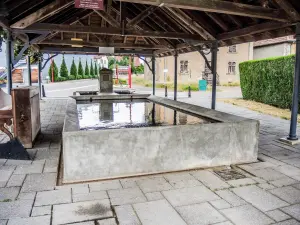 Fontaine-lavoir, di fronte al municipio (© J.E)