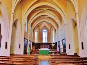 Nave of the Saint-Symphorien church (© Jean Espirat)