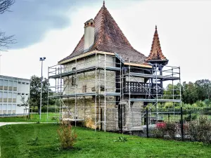 Viereckiger Turm - Die ehemalige befestigtes Haus (© J. E)