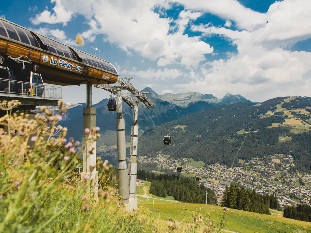 莫尔济讷 - Morzine 场在旅游局的平方