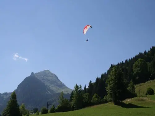 Morzine - Parapente au-dessus du centre ville