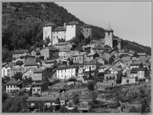 Village Mostuéjouls en het kasteel