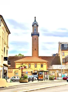 The belfry, seen from the esplanade of the town hall (© J.E)