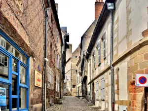 Narrow street of the old palace district (© J.E)