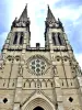 Moulins - Façade et tours de la cathédrale (© J.E)