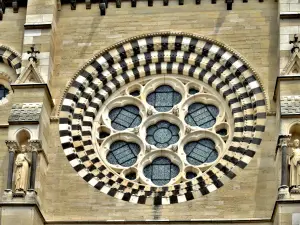 Rosette of the cathedral, seen from the forecourt (© J.E)