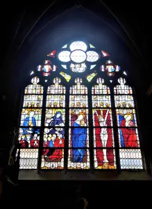 Stained glass window of Christ on the cross - Cathedral (© J.E)