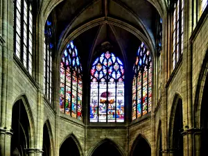 Stained glass windows in the apse of the cathedral (© J.E)