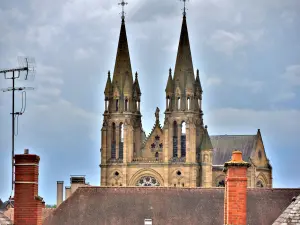 Igreja do Sagrado Coração, vista do castelo dos Duques de Bourbon (© J.E)