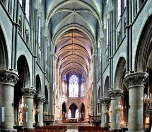 Nave of the Church of the Sacred Heart (© J.E)