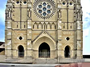 Basilica Notre-Dame de l'Annonciation - Monument Moulins