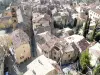 Moustiers-Sainte-Marie、冬の太陽の屋根の眺め