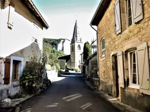 Kerktoren gezien vanaf het gedeelte van de straat (© J. E)