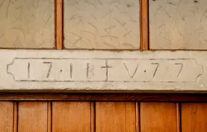 门楣，日期为1777（©J.E）