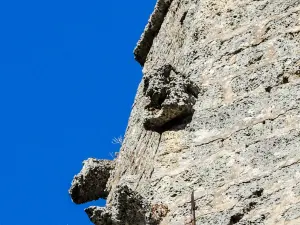 Heads carved, highly eroded, the bell tower (© J.E)