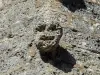 教会の塔に刻まれたヘッド（©J.E）