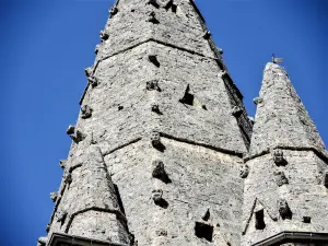 Campanario y espadaña, decorado con cabezas talladas (© J.E.)