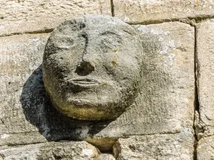 Tête sculptée, sur le clocher (© J.E)