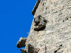 Cabeças esculpidas, altamente erodida, a torre do sino (© J.E.)