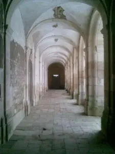 Galerie de cloître de l'abbaye de Moutiers