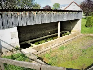 Fontaine-Lavoir, bedeckt (© J.E)