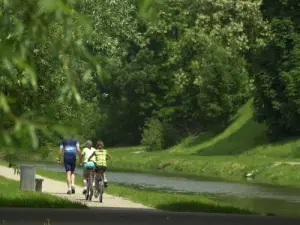 ナンシーのムルト川のほとりで自転車に乗る