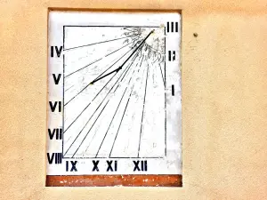 Sundial contra a parede de uma casa (© J.E.)